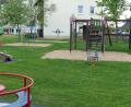 Bild: lgc
Karusell, Wippen, eine Spielkombination und Geräte für sportliche Aktivitäten der Erwachsenen fehlen auf dem Generationenspielplatz nicht und ergänzen ein Beachvolleyballfeld.