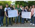 Bild: jr
Der Leonberger Chor „Grazie a Dio“ um Leiterin Michaela Burger (rechts) überreichte jeweils 1000-Euro-Spenden für die Ukraine-Hilfe an die KSRK Mitterteich mit Vorsitzendem Wolfgang Danler (Zweiter von links) und Robert Hoyer (Fünfter von links) sowie die Aktion Feuerkinder an Dr. Annemarie Schraml (Sechste von rechts).