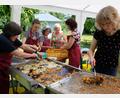 Bild: le
Schon um 10 Uhr kamen die ersten Gäste zum Hollerküchlfest in den Flosser Kreislehrgarten, auch wenn es erst gegen 11 Uhr die ersten goldbraunen Hollerkücheln gab.