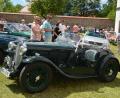 Bild: dob
Mit einem schnittigen Singer Le Mans, Baujahr 1937, ist Claudia Windschiegl aus Windischeschenbach im Schlosshof vorgefahren. Das Auto stammt aus Familienbesitz und wird bis heute genutzt. Es handelt sich um einen Roadster des britischen Automobilherstellers.