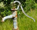 Bild: bkr
Studentin Lisa Rath will in Immenreuth eine Online-Umfrage zur Nutzung von Regenwasser oder dezentralen Wasserrückhalt starten. Regenwasser von Dachflächen hilft, aufgefangen in Brunnen, Wasser zum Gießen zu sammeln und Wasser zu sparen. Eine alte Pumpe kann dazu helfen.