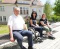Bild: kaz
Inklusion beginnt bereits beim Sitzen. Zwischen den Bänken am Landratsamt ist genug Platz für einen Rollstuhlfahrer. Für mehr Barrierefreiheit im Landkreis Tirschenreuth engagieren sich die ehrenamtlichen Behindertenbeauftragten Reinhard Schön und Doris Scharnagl-Lindinger und Christina Ponader vom Netzwerk Inklusion (von links).