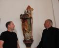 Bild: kro
Stadtpfarrer Georg Flierl (rechts) und Mesner Gerald Schultes blicken zum heiligen Wolfgang in der Tirschenreuther Stadtpfarrkirche. Dieser steht vom 18. bis zum 21. Juni im Blickpunkt der regionalen Wolfgangswoche.