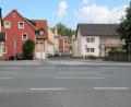 Bild: fg
Der Bauabschnitt von der Kreuzung mit der B14 bis hinter die Einfahrt zum Edeka-Markt in Richtung Marktplatz soll heuer noch umgesetzt werden. Ob die drei Parkplätze links Richtung Marktpatz bleiben sollen, ist in der Diskussion.