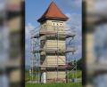 Bild: gf
Eingerüstet ist die Trafostation nahe dem Poppenrichter Friedhof bereits. Nun können sich der art-efx-Sprayer ans Werk machen und den tristen Turm in ein buntes Kunstwerk verwandeln.