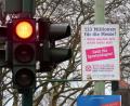 Symbolbild: Roland Weihrauch/dpa
Mal sind es Hinweise auf Bürgerentscheide (wie in unserem Symbolbild), mal Werbung für Parteien, Feste, Dulte oder Konzerte: Wenn Plakate im Straßenverkehr aufgehängt werden, sind im Umfeld von Verkehrs- und Lichtzeichen strenge Auflagen zu beachten.