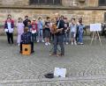 Bild: ero
EG-Musiklehrer Sebastian Birner mit einem kleinen Auftritt des Unterstufen-Chors am Amberger Marktplatz.