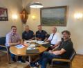 Bild: do
Polizeichef Werner Stopfer und sein Kollege Thorsten Fiebiger (Zweiter und Dritter von links) informierten die Bürgermeister (von links) Marcus Gradl, Albert Nickl und Wolfgang Haberberger im Rahmen eines Sicherheitsgespräches über die Kriminal- und Verkehrsstatistik 2021.
