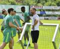 Archivbild: Hubert Ziegler
Jürgen Schmid, Trainer der DJK Ammerthal (rechts), beim Saisonauftakt im Gespräch mit Neuzugang Anton Shynder (links).