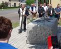 Bild: fjo
Der Pleysteiner Stadtpfarrer Pater Johann Ring segnet den neuen Pfrentschweiher-Brunnen beim Schützenhaus.