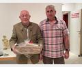Bild: Reservistenkameradschaft/exb
Vorsitzender Alfred Kick (rechts) gratuliert mit einem Geschenk dem Gründer und Gönner der RK Werner Kunz zum 85. und 87. Geburtstag.