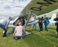 Bild: zm
Für Maschinenbau-Studierende ergeben sich vielfältige fachliche Ansätze bei der Betrachtung dieses dreiachsgesteuerten Flugsportgeräts des Typs Remos GX: Kunststoffbauweise, vergleichsweise verbrauchsarme Motortechnik, elektronische Instrumentierung. Vereinsvorsitzender Horst Schreyer (links) und OTH-Lehrbeauftragter Corbinian Nordmeyer (Vierter von rechts) erläuterten Details.