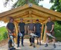 Bild: bl
Die "Timberkings", hier mit (von links) Sepp Gallitzendorfer, Tobias Schell, Norbert Lehner, Thomas Zimmerer und Michael Schlagenhaufer, eint ein Faible für Holz und Balken oder Bretter, die die Natur vorgeformt hat.
