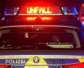 Bild: Stefan Puchner/dpa/Symbolbild
Ein Streifenwagen der Polizei steht an einer Unfallstelle.