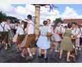 Bild: no
23 Paare tanzten 2019 den Kirwabaum in Illschwang aus. Mit 20 Paaren geht es am Sonntag voraussichtlich ähnlich eng zu.