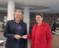 Bild: Boßle/exb
Der Präsident des Lions-Clubs Sulzbach-Rosenberg, Dieter Dodenhöft, überreicht an Maria Boßle eine Spende von 1000 Euro für die aktuelle Projektarbeit der Selbsthilfegruppe Chronischer Schmerz.