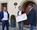 Bild: rgr
Für „La Traviata remixed“ gibt es eine finanzielle Unterstützung der Vereinigten Sparkassen Eschenbach-Neustadt-Vohenstrauß. Den symbolischen Scheck überreichte Vorstand Georg Hösl (links) an 
Michael Konstantin (Mitte) und Bürgermeister Edgar Knobloch.