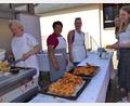 Bild: gi
Das Holunderfest ist wieder ein voller Erfolg. Maria Bäumler und Elisabeth Völkl (von links) backen die Hollerkücheln in der großen Friteuse.