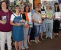 Bild: wro
Betreut wird die Gemeindebücherei Wiesau von einem Team, bestehend aus neun Frauen: Margot Konz, Anita Weber-Tretter, Doris Ulmer, Sonja Herneczky, Anette Philipp, Waltraud Weber, Leonie Schwab, Edeltraud Konz und Verena Konrad (von links).
