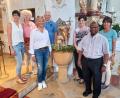 Bild: jow
Der Lintacher Pfarrgemeinderat spendet für die Sanierung des Taufbeckens (von links): Manuela Stockner, Brunhilde Ram, , Pfarrgemeinderatssprecherin Waltraud Glöckner, Kirchenpfleger Franz Weiß, Tanja Wendl, Pfarrer Moses Gudapati und Steffi Bock.