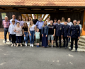 Bild: FFW Rosall/exb
Jubilar Johann Eckstein (Elfter von rechts) feierte im Kreise seiner Familie 70. Geburtstag. Auch eine Abordnung der Feuerwehr Rosall gratulierte.