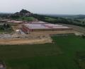Bild: bey
Das Gewerbegebiet Nord II umfasst den Bild rechts zu sehenden Bereich der Firma Witron. Weitere planungsrechtliche Verfahren sind beim Markt Parkstein anhängig.