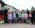 Bild: egl
Die Kommunionkinder aus Freudenberg spenden 500 Euro an die First Responder Freudenberg-Wutschdorf.