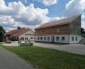 Bild: Winderl, Kristin [wrl]
Nach viel Eigenleistung und Engagement ist er fertig: der neue Pertolzhofener Dorfmittelpunkt mit dem Haus der Vereine (rechts) und dem Dorfgemeinschaftshaus, das an den bestehenden Feststodl angebaut wurde.