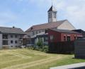 Bild: fz
Das Kinderhaus (rechts) und das Schwesternwohnhaus (links) in Schirmitz werden zusammengeführt und brauchen künftig eine gemeinsame Heizung.
