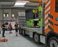 Bild: gz
Die Unternehmer Ludwig und Fabian Bauriedl (von links) verlagern kleinere Maschinen in die neue Halle am Gewerbegebiet.