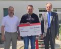 Bild: Sparkasse/exb
Thomas Geiler (links) und Filialdirektor Wolfgang Huber (rechts) gratulieren Thomas Kreuzer ganz herzlich.