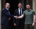 Bild: Kay Nietfeld/dpa
Wolodymyr Selenskyj (r), Präsident der Ukraine, begrüßt Bundeskanzler Olaf Scholz (l, SPD) und Emmanuel Macron, Präsident von Frankreich.