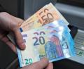 Symbolbild: Till Simon Nagel/dpa
Ein Bankkunde will von der Commerzbank Geld abheben und bekommt nur die Hälfte von dem, was er abheben wollte. Ansprechpartner vor Ort gibt es keine mehr. Die Commerzbank selbst zieht sich aus dem Landkreis Tirschenreuth immer weiter zurück und schließt weitere Filialen.