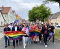 Bild: exb/Dominik Scherl
Ein Demo-Zug lief beim Christopher Street Day durch Neustadt/WN. Vorne links hält Organisator Alexander Irmisch die Regenbogenfahne.