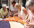 Bild: sfo
Emmi Helm, Elfriede Rosner, Marianne Gmeiner und Monika Mittereder (von links) vom Frauenbund Waldsassen platzieren Rosenblätter und Nelkenblütenblätter auf dem Blumenteppich.