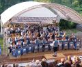 Bild: Maria Freundl/exb
Vor fast voll besetzten Rängen gaben die Grenzlandbuam Bärnau auf der Freilichtbühne ein Konzert.