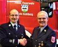Bild: jml
Vorstand Josef Fischer (links) gratuliert seinem Vorgänger Hermann Prechtl zur Ernennung zum Ehrenvorstand bei der Feuerwehr Kohlberg.