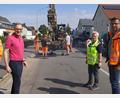 Bild: pz
Voraussichtlich bis spätestens Freitag, 24. Juni kann die Pfaffenreuther Straße für den Verkehr freigegeben werden. Diese Woche ist mit der Asphaltierung der abgefrästen Abschnitte in der Fahrbahn begonnen worden. Vorne (von links) Bürgermeister Bernd Sommer, Petra Wick von der Planungsgruppe Steppan und Tobias Tippmann (Technisches Bauamt Stadt Waldsassen).