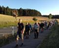 Bild: bk
Die Fußwallfahrer bei Pursruck auf dem Weg nach Amberg: Bernhard Bogner trägt das Gnadenbild, Ludwig König (rechts vorne) und Hubert Eckert (links) sind schon seit 1978 dabei.