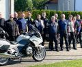 Bild: lst/exb
Die „Motorradfreunde Nervenkitzel“ der Siedlergemeinschaft Floß machten sich am „Siedlerhaisl“ im Ortssteil auf dem Weg zu ihrer diesjährigen Tour, die sie dieses Mal rund um fünf bekannte oberbayerische Seen führte.