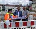 Bild: Peter Habermeier/exb
Nicole Männl und Oberbürgermeister Andreas Feller (von links) informierten sich bei Christian Sinngrün über den Fortschritt der Bauarbeiten.