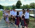Bild: fnk
13 Paare zogen mit musikalischer Begleitung auf dem Festplatz ein, um ihr neues Oberkirwapaar zu finden.
