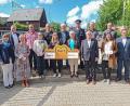 Bild: fpoz
Die Abordnungen der Waldershofer Vereine und Institutionen freuen sich über die Unterstützung durch die Raiffeisenbank. Mit im Bild Geschäftsstellenleiterin Cornelia Wöhrl (links) und Vorstandssprecher Joachim Geyer (rechts).