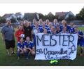 Bild: bra
Die Meistermannschaft der Kreisliga 1 im Frauenfußball, die DJK Ursensollen/SV Illschwang mit Kreisspielleiter Albert Kellner (links) und Trainer Hans Ehrnsberger (Zweiter von links, Mitte).