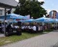Bild: fla
Viele Gäste finden sich bereits zum Frühschoppen beim Gartenfest der Trachtenkapelle Waldthurn vor dem Rathaus ein.