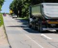 Bild: Hösamer
Die Industriestraße führt bergauf zum Kreisverkehr mit der SAD 9 (im Hintergrund), dort müssen Lkw halten. Das zu ändern, eventuell mit einer neuen Straße zum Innovationspark, beschäftigt die Wackersdorfer Kommunalpolitik seit Jahrzehnten.