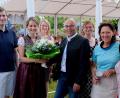Bild: le
Sandra Neubeck-Weiser (Dritte von links) war eine sympathische Botschafterin in der Region für den Kreisverband für Gartenbau und Landespflege. Dafür gab es viele Komplimente. Von links: Vorsitzende Edith Lederer, Felix Weiser, Sandra Neubeck-Weiser, Claudia Fichtl, Kreisvorsitzender Albert Nickl, Kreisfachberaterin Maria Treiber, Barbara Dineiger, Vohenstrauß, Ortsvorsitzende Rita Rosner und Bürgermeister Robert Lindner.