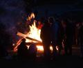 Bild: Angelika Warmuth/dpa/Archivbild
Menschen stehen bei einem Sonnwendfeuer zusammen.