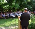 Bild: fz
Im idyllischen Pfarrgarten spricht Finanz- und Heimatminister zum 50-jährigen Jubiläum der CSU Wurz.