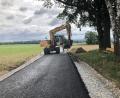 Bild: wro
Auf der Fahrbahn zwischen Mühlhof und Fuchsmühl wurde eine neue Asphaltschicht aufgetragen.